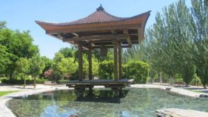Así es el desconocido parque japonés de Madrid con estanques, bonsáis y un secreto escondido en su corazón