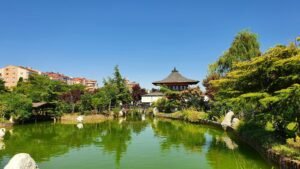 asi-es-el-desconocido-parque-japones-de-madrid-con-estanques-bonsais-y-un-secreto-escondido-en-su-corazon
