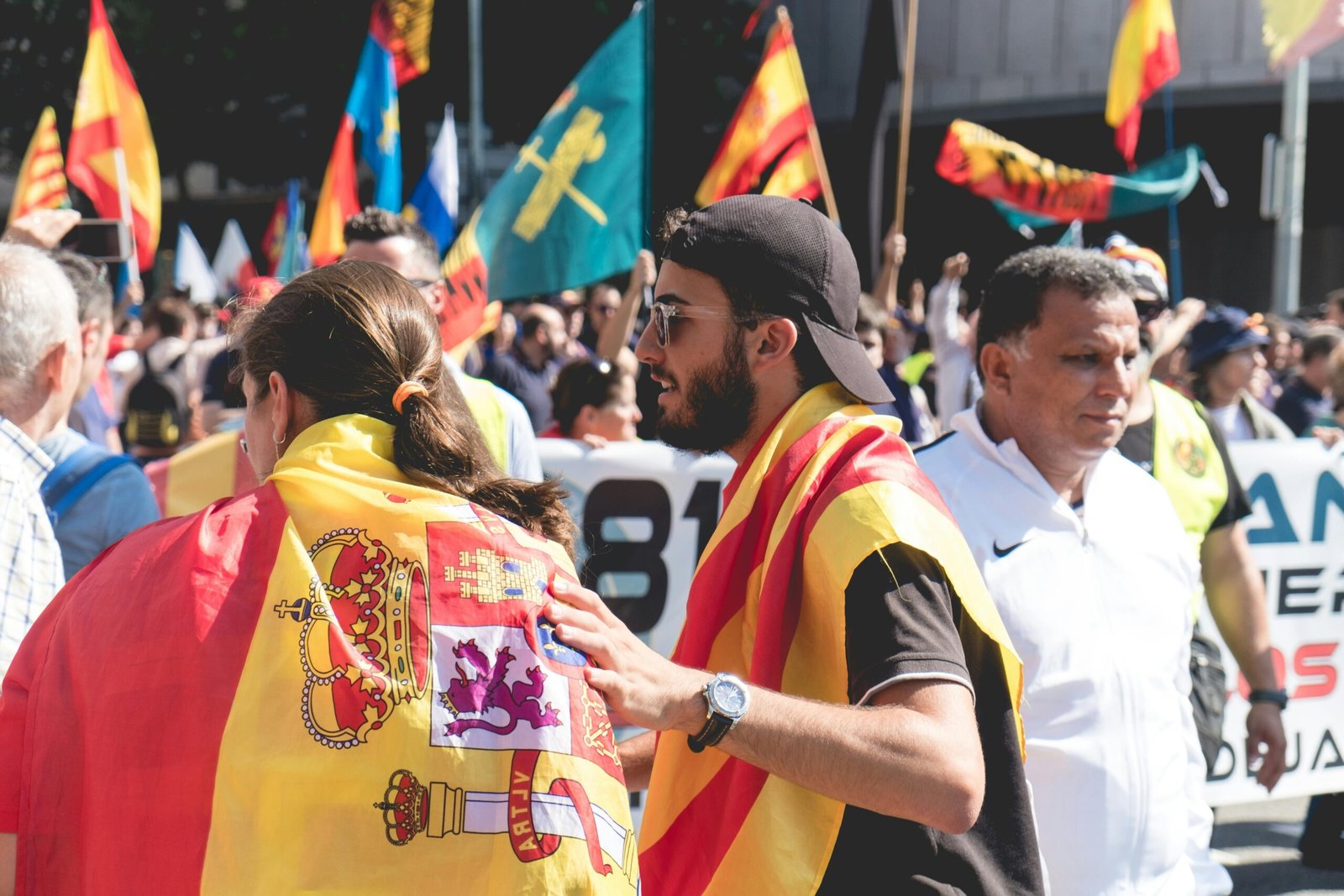 Ayuso jura bandera en un acto emotivo en Alcobendas