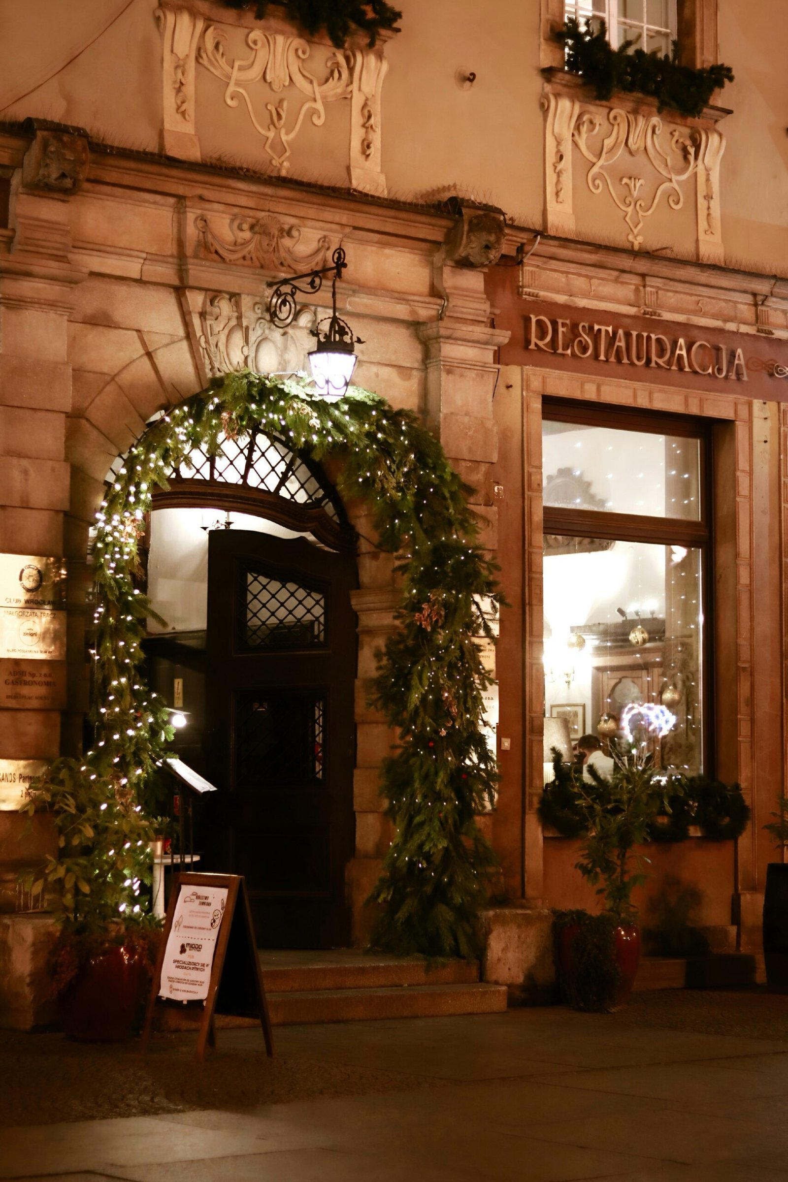 el-restaurante-que-parece-un-antiguo-palacio-y-es-perfecto-para-celebrar-la-navidad-con-amigos-por-su-menu-degustacion-a-45-euros